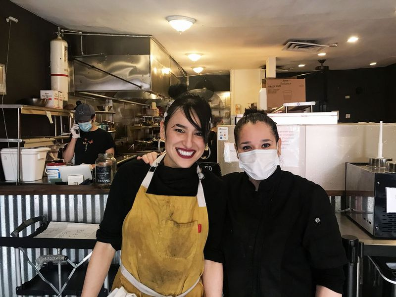 Moraima Fuentes (à esquerda) e Cely Rodriguez estão em frente à caixa registradora em seu restaurante The Jibarito Stop, 1646 W. 18th St., em Pilsen, 5 de maio de 2020. O restaurante vai fechar indefinidamente a partir de terça-feira devido à volatilidade na carne mercado torna insustentável permanecer aberto. | Carlos Ballesteros / Sun-Times