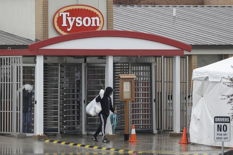 Um funcionário da fábrica da Tyson Fresh Meats deixa a fábrica, quinta-feira, 23 de abril de 2020, em Logansport, Ind.