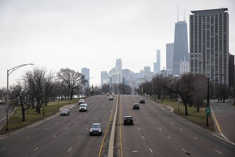 Lake Shore Drive montre un trafic plus léger que la normale pendant la matinée du 26 mars.