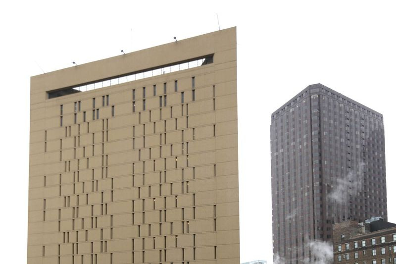 Šajā fotoattēlā redzams Metropolitan Correctional Center otrdien, 2012. gada 18. decembrī, Čikāgā. Divi notiesātie banku aplaupītāji izmantoja mezglotu virvi vai gultas palagus, lai aizbēgtu no federālā cietuma loga augstu virs Čikāgas centra agrā otrdienā, nedēļu pēc tam, kad viens no viņiem tiesas zālē deva solījumu federālajam tiesnesim. Bēgšana notika laikā no pulksten 5 līdz 8:45, kad ieslodzītie tika atklāti pazuduši, Čikāgas policijas Sgt. Marks Lazarro teica. Pēc stundām Metropolitēna labošanas centra logā aptuveni 20 stāvu augstumā virs zemes varēja redzēt to, kas, šķiet, bija virve, kas samezglota ik pēc sešām pēdām. (AP foto/M. Spensers Grīns)