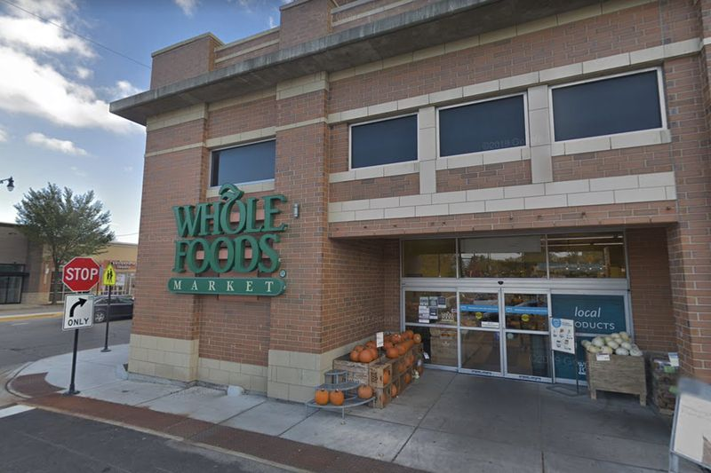 Un angajat de la locația Whole Foods Sauganash, 6020 N. Cicero Ave., a fost testat pozitiv pentru coronavirus, a anunțat compania pe 29 martie 2020.