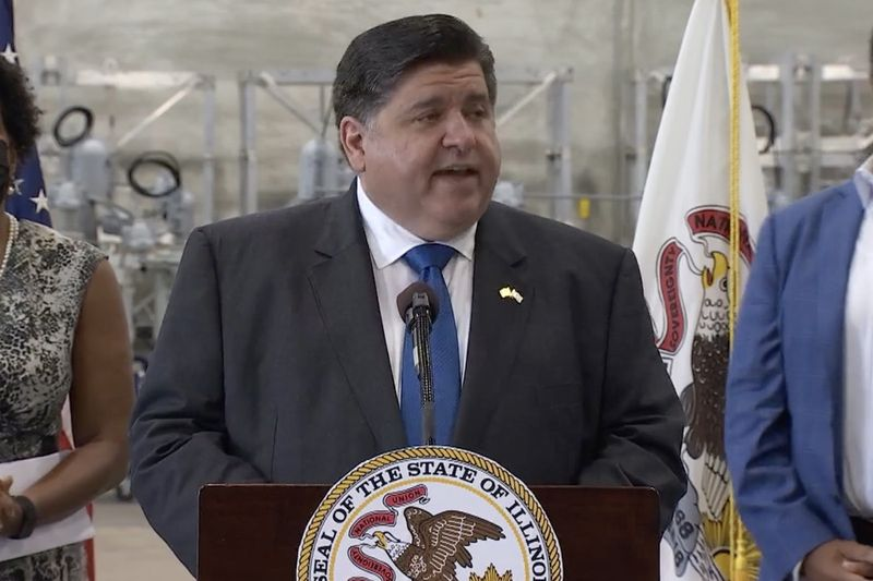El gobernador J.B. Pritzker habla en la inauguración del K-Town Business Center en North Lawndale el lunes.