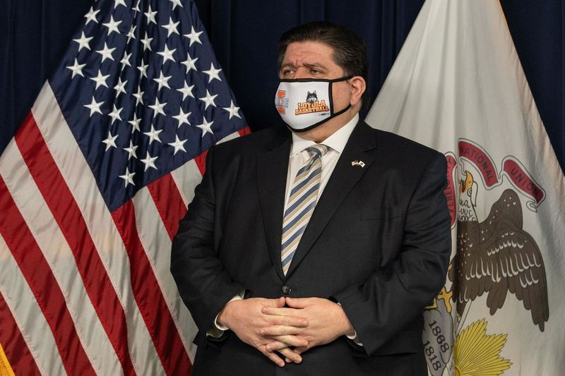 El gobernador J.B. Pritzker escucha en el Centro James R. Thompson en The Loop en marzo.