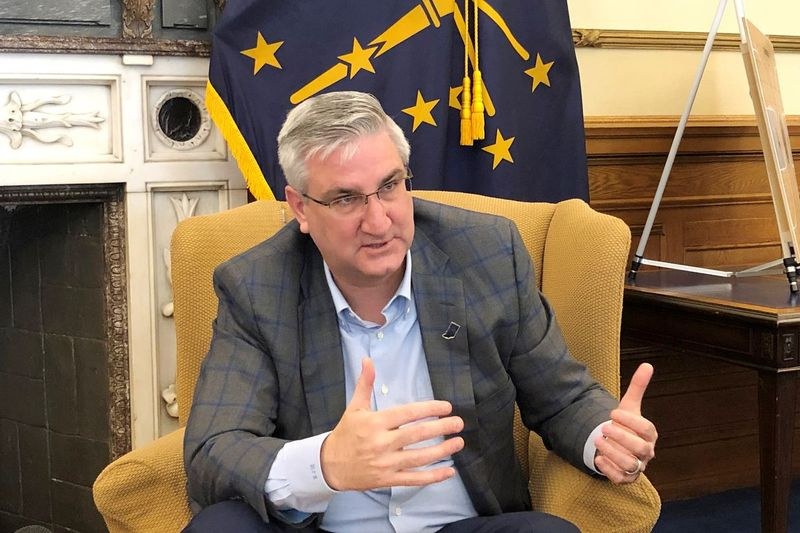 Indiānas gubernators Ēriks Holkombs piektdien, 2020. gada 13. martā, savā štata birojā Indianapolisā runā ar žurnālistiem par štata reakciju uz koronavīrusu. Holkombs sacīja, ka viņš atstāj vietējo amatpersonu ziņā lēmumu par to, vai skolas būtu jāslēdz, atšķirībā no Mičiganas un Ohaio gubernatoriem, kuri ir likuši štatā slēgt skolas. (AP fotoattēls/Toms Deiviss) ORG XMIT: RPTD101