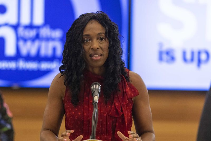 Pengarah Jabatan Kesihatan Awam Illinois Dr. Ngozi Ezike membincangkan kemajuan vaksinasi pada sidang akhbar untuk mengumumkan inisiatif baharu, All in for the Win untuk mendapatkan orang ramai yang divaksin Access Community Health Network di 5139 South Ashland Ave di Back of the Yards, Khamis , 17 Jun 2021.