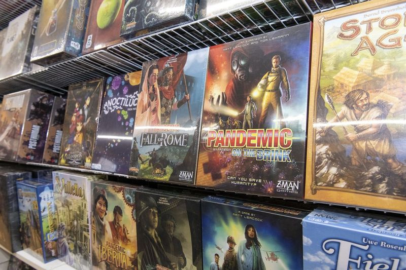 Spelet Pandemic tillsammans med en mängd andra brädspel hänger på hyllorna på Chicagoland Games Dice Dojo på 5550 N. Broadway Ave., torsdagen den 19 mars 2020.