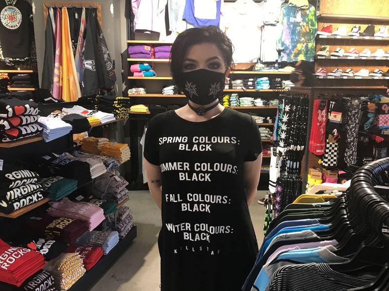 Jessica Palumbo riadi obchod s oblečením Zumiez v Orland Square Mall.