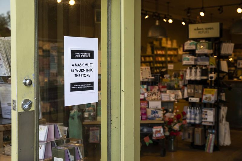 Značka označuje, že zákazníci musia pri nakupovaní v Paper Source, 2100 Central St. v Evanstone nosiť masky.