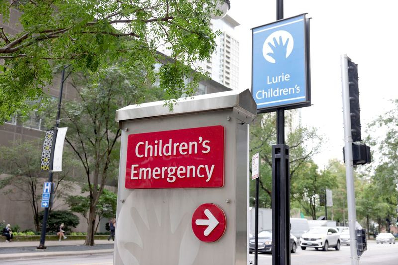 Un letrero de la sala de emergencias para niños en Lurie Children