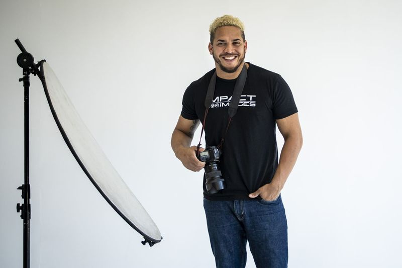 Ο Chris Costoso, κύριος φωτογράφος και ιδιοκτήτης του Impact Images Studio, 3602 N. Lavergne Ave., ποζάρει για ένα πορτρέτο στο στούντιό του, Τετάρτη απόγευμα, 8 Απριλίου 2020. | Ashlee Rezin Garcia/Sun-Times