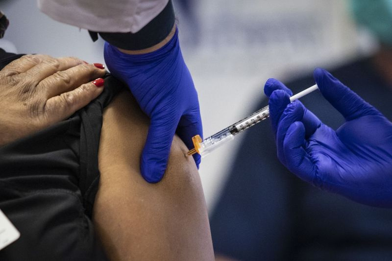 Ett covid-19-vaccin ges i januari på Loretto Hospital.