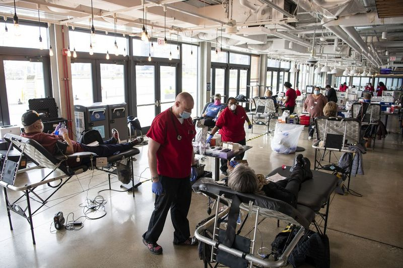 Omkring et dusin mennesker giver blod ved en Røde Kors-blodkørsel på Navy Pier, mandag den 4. maj 2020. | Tyler LaRiviere/Sun-Times