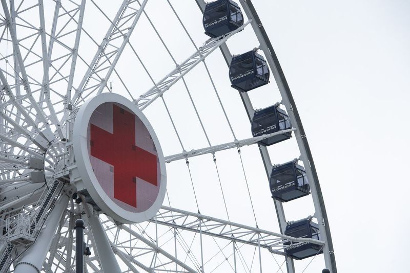 Det amerikanske Røde Kors-logo kan ses i midten af ​​Navy Pier-pariserhjulet, mandag den 4. maj 2020. | Tyler LaRiviere/Sun-Times