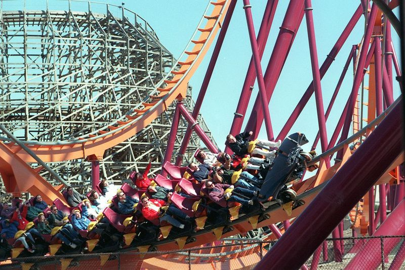 Horská dráha Raging Bull, když byla poprvé otevřena v Six Flags Great America, Gurnee, v roce 1999.