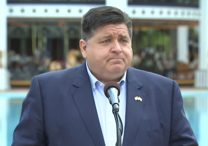 Guvernér J. B. Pritzker ve čtvrtek vystoupil v Six Flags Great America v Gurnee.