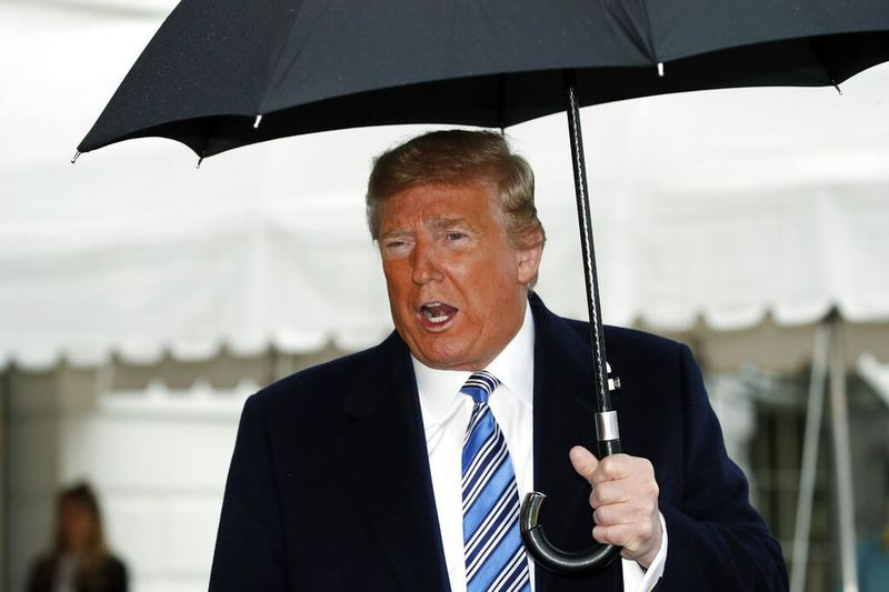 Le président Donald Trump parle du coronavirus alors qu
