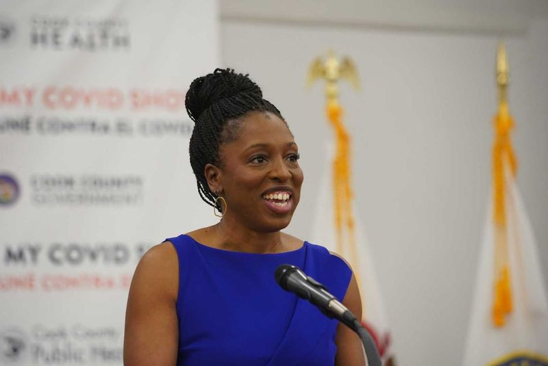 La directora de salud pública de Illinois, la Dra. Ngozi Ezike, habla en el sitio de vacunación de la comunidad Forest Park del condado de Cook en abril.