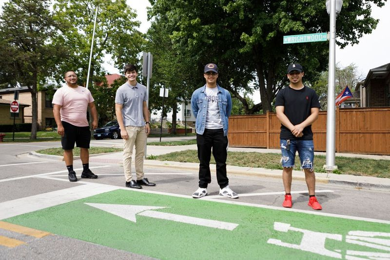 Jeremy Cuebas, Zair Manjivar, Brian Rivera och Yuan Moreno poserar för ett foto på cykelbanan norr om Riis Park i Belmont Craigin-kvarteret