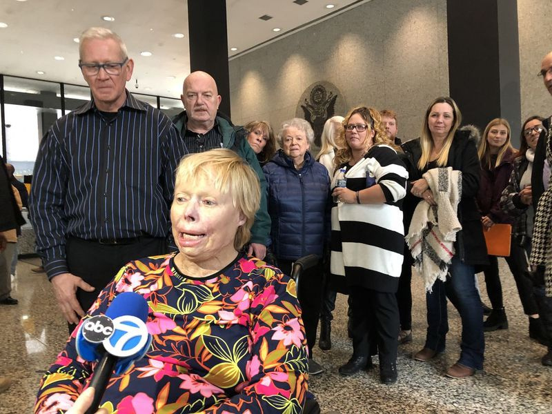 Diane Pranske penktadienį kalbasi su žurnalistais Dirkseno federalinio pastato vestibiulyje po to, kai federalinis teisėjas nuteisė Carleous Clay kalėti iki gyvos galvos už tai, kad jis pagrobė Pranske iš savo namų Lansinge, tada išžagino ir padegė žiebtuvėliu.