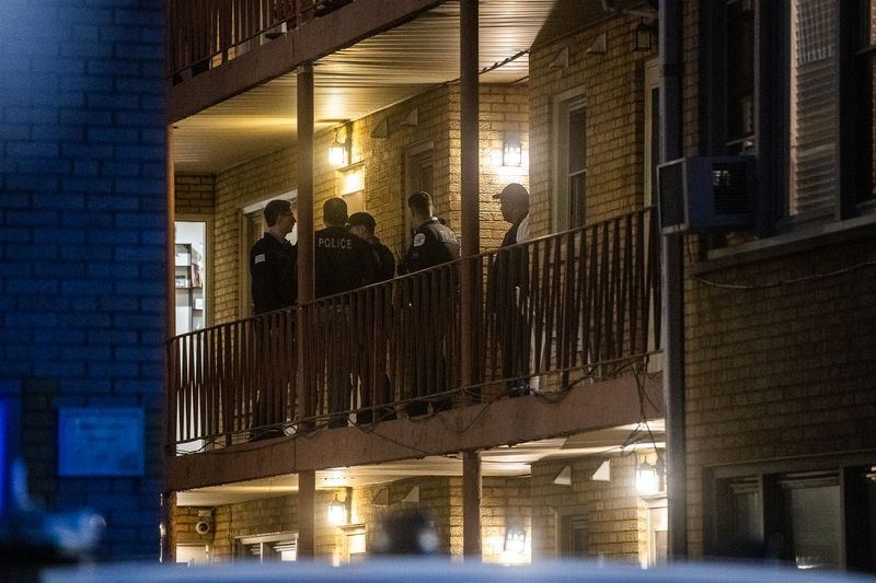 Chicaška policija preiskuje streljanje, v katerem je v soboto umrlo pet ljudi v stanovanjskem kompleksu v bloku 6700 West Irving Park Road.