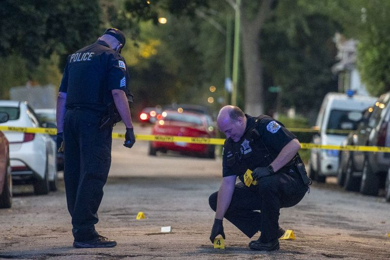 Politiet i Chicago arbejder på scenen, hvor to personer blev skudt, herunder en 2-årig pige og en 25-årig mand i 8400-blokken på South Sangamon Street i Gresham-kvarteret, fredag ​​den 8. oktober 2021. | Tyler Lariviere/Sun-Times