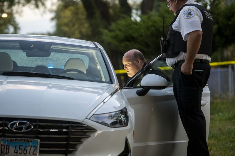 Politiet i Chicago arbejder på scenen, hvor to personer blev skudt, herunder en 2-årig pige og en 25-årig mand i 8400-blokken på South Sangamon Street i Gresham-kvarteret, fredag ​​den 8. oktober 2021. | Tyler Lariviere/Sun-Times