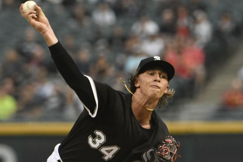 El abridor de los Medias Blancas de Chicago, Michael Kopech, lanza contra los Mellizos de Minnesota durante la primera entrada del juego de béisbol durante su debut en Grandes Ligas el 21 de agosto de 2018, en Chicago.