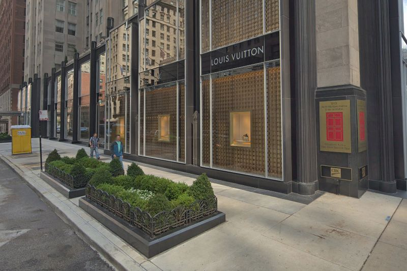 Hoții au furat articole dintr-un magazin Louis Vuitton din Gold Coast.
