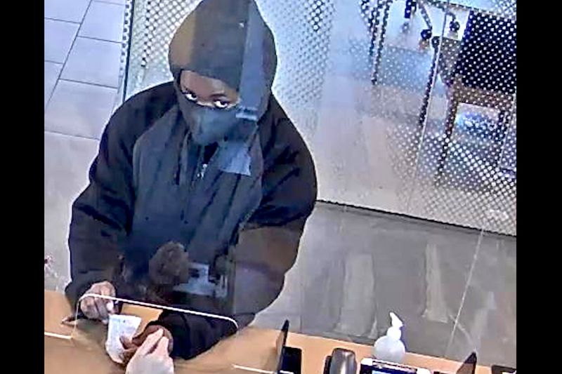 FBI sõnul on sellel jälgimisfotol Glenesha Currie röövimas TCF Banki filiaali aadressil 4160 S. Archer Ave. 7. oktoobril 2020.