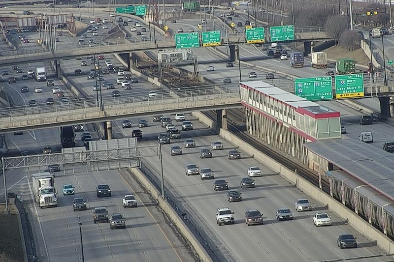 En trafikkamera visar Dan Ryan Expressway på 35th Street, nära där ambulanspersonal hittade en man med skottskador den 25 februari.