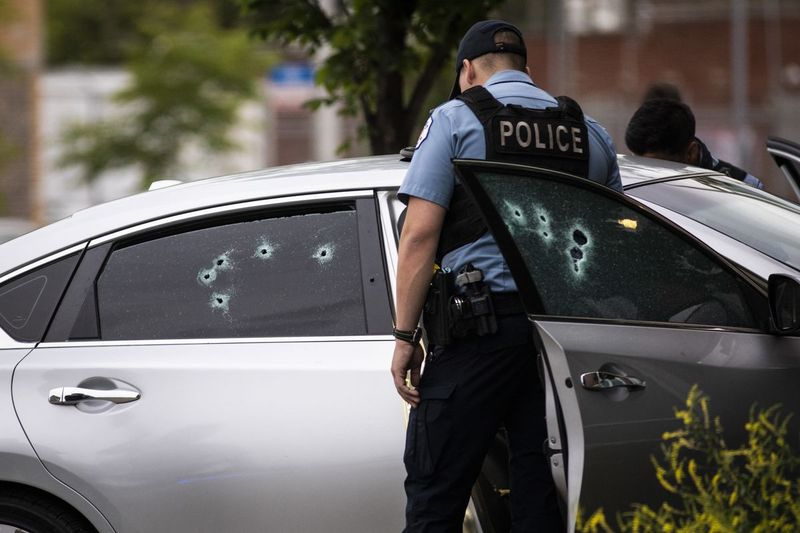 Un vehicul cu cel puțin 13 găuri de glonț se află în blocul 700 din North Spaulding Avenue, unde un bărbat a fost împușcat mortal în Ziua Memorialului.
