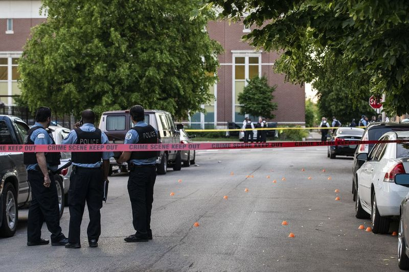 Poliția din Chicago investighează în blocul 700 din North Spaulding Avenue, unde un bărbat în vârstă de 40 de ani a fost împușcat de mai multe ori în timp ce mergea într-o mașină pe West Side, în Ziua Memorialului.