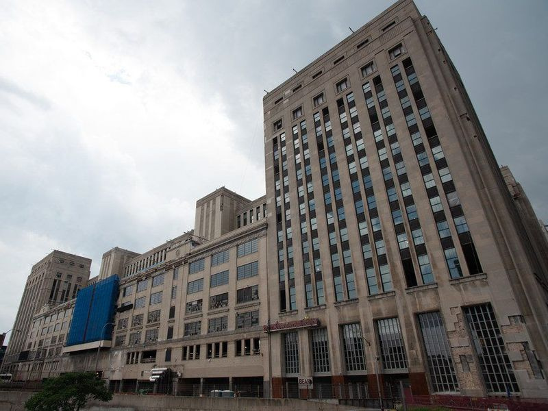 Stavba stare glavne pošte v Chicagu, vidna z mostu Van Buren Street.