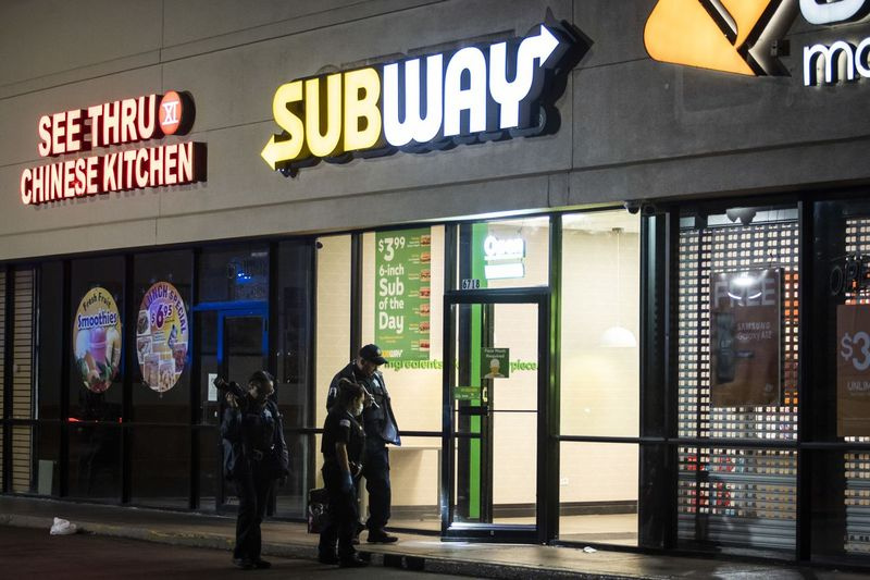 Polisen i Chicago utreder i en tunnelbana på 6718 S. Stony Island Ave., där polisen sa att fyra tonåringar sköts på söndagskvällen när de stod på parkeringen till restaurangen Grand Crossing.
