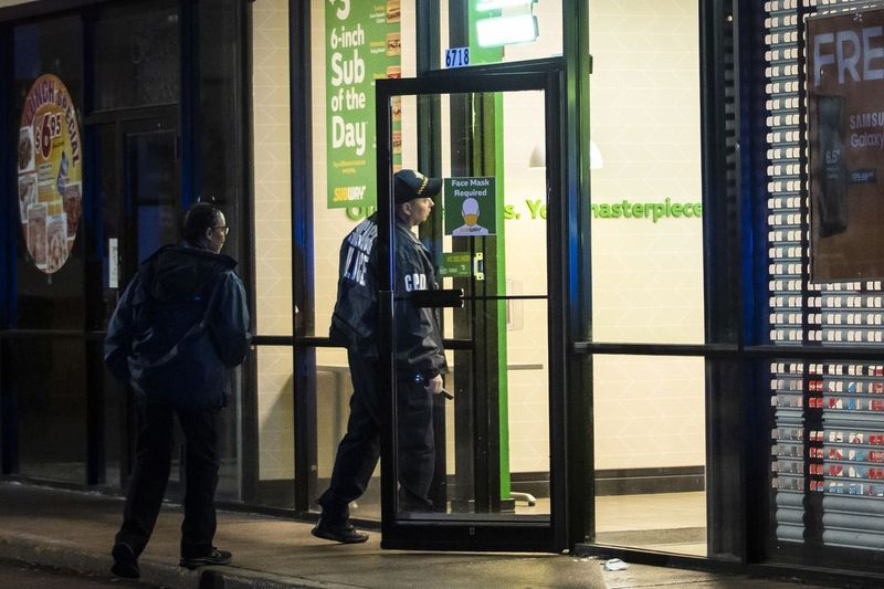 Polisen i Chicago utreder i en tunnelbana på 6718 S. Stony Island Ave., där polisen sa att fyra tonåringar sköts på söndagskvällen när de stod på parkeringen till restaurangen Grand Crossing.