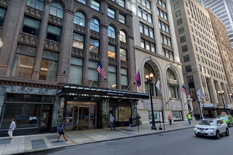 La policía está investigando después de que alguien arrojó un televisor desde una ventana del piso 15 el 20 de abril de 2020, en un hotel en la primera cuadra de South LaSalle Street.