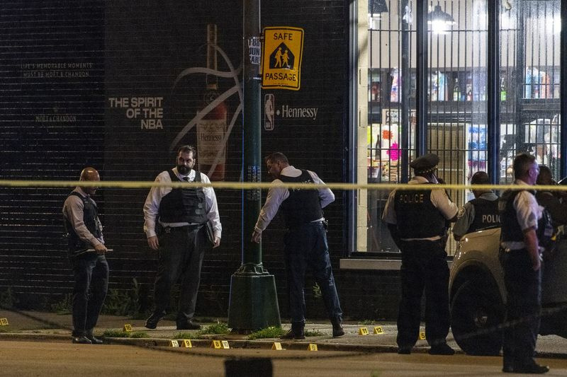 Polisen i Chicago arbetar på scenen där minst sju personer sköts i kvarteret 6500 på South Halsted Street, i grannskapet Englewood, torsdagen den 1 juli 2021.