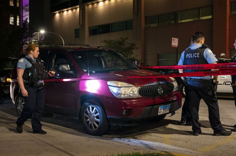 Chicagopolisen bevakar en röd SUV utanför Comer Children