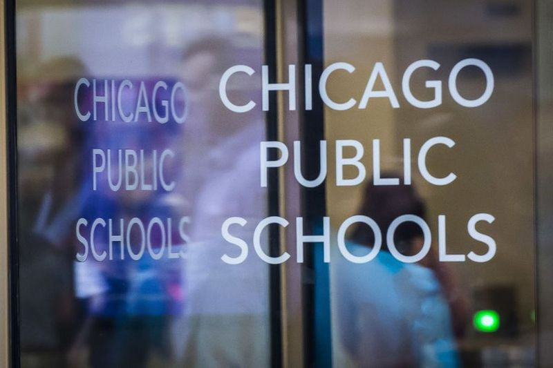 Chicago Public Schools Schild an einer Drehtür