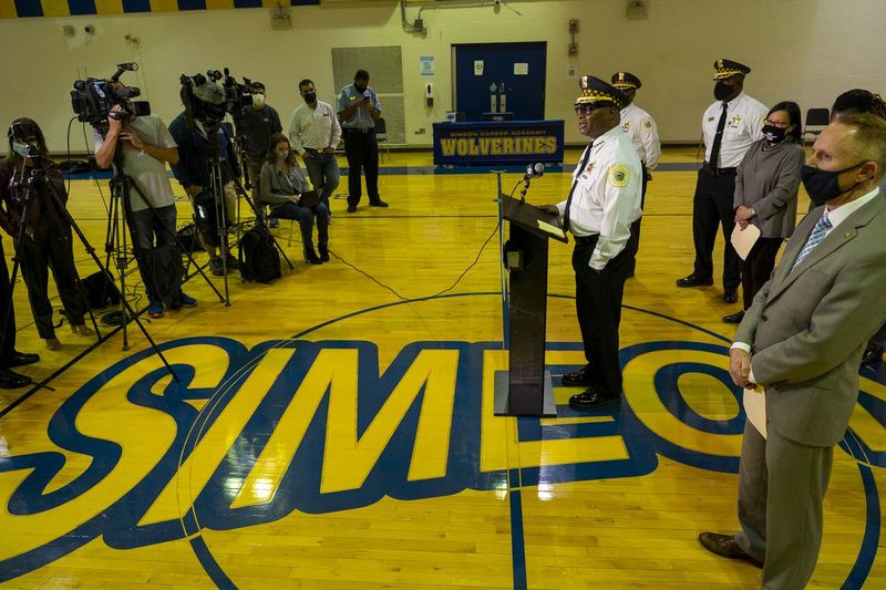 Chicagos polischef. David Brown pratar med reportrar i ett gym på Simeon High School på torsdagen angående dödsskjutningen av två elever och ett utslag av hot Simeon och andra Chicago Public Schools har mottagits.