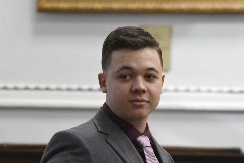 Kyle Rittenhouse čaká na začiatok procesu v Kenosha County Courthouse v Kenosha, Wisconsin, v utorok 9. novembra 2021. Rittenhouse je obvinený zo zabitia dvoch ľudí a zranenia tretieho počas protestu proti policajnej brutalite v Kenosha, posledne rok.