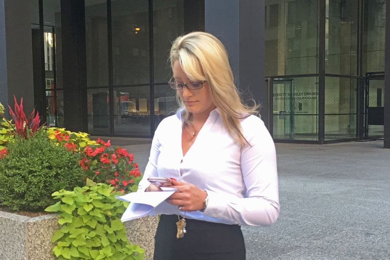 Jessica Nesbitt, beschuldigd van het runnen van een bordeel aan de West Side onder de naam Madame Priscilla Belle, verlaat het Dirksen Federal Building.