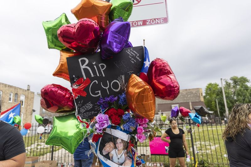 O local do memorial em 24 de junho para Yasmin Perez e Gyovanni Arzuaga no Parque Humboldt. Arzuaga e Perez foram mortos a tiros naquele local em 19 de junho.