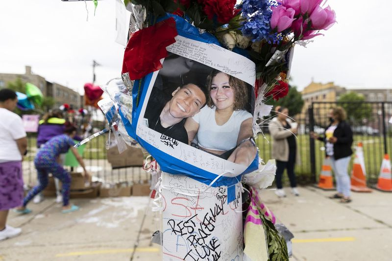 Uma foto de Yasmin Perez e Gyovanni Arzuaga em um memorial para Yasmin Perez e Gyovanni Arzuaga em 24 de junho no Parque Humboldt.