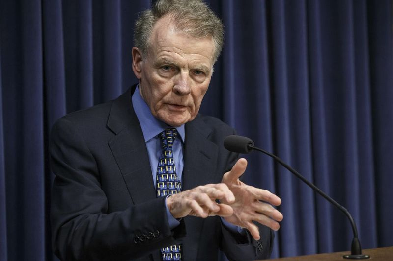 FAIL – sellel 26. juuli 2017 failifotol räägib Illinoisi esindajatekoja spiiker Michael Madigan (D-Chicago) kolmapäeval, 26. juulil 2017, Springfieldis, Illinois osariigi Kapitooliumis toimunud pressikonverentsil. Avaldatud aruanne, mis viitab Föderaalkohtu tunnistus ütleb, et FBI salvestas 2014. aastal salaja Illinoisi võimsa maja kõneleja, kus arutati hotelliarendusprojekti. (Justin Fowler / The State Journal-Register via AP, fail) ORG XMIT: ILSPR501