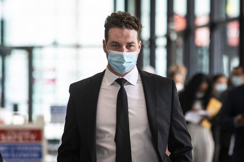Den tidligere politibetjent i Melrose Park, John Amabile, går ud af Dirksen Federal Courthouse den 29. april 2021.