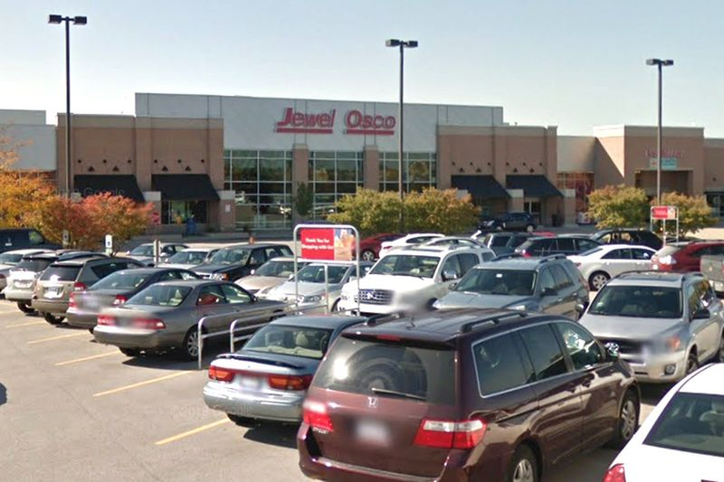 Een man en een vrouw werden op 18 februari 2020 gecarjacked bij Jewel-Osco, 17930 Wolf Rd., in Orland Park.