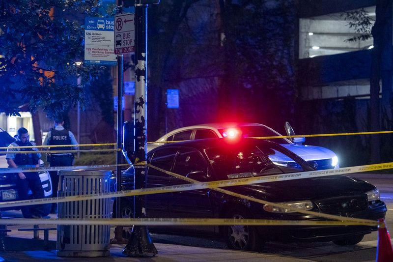 Ilinoisas štata policija ar Čikāgas policijas departamenta palīdzību izmeklē automašīnu, kas bija novietota stāvēšanai pie Rašas slimnīcas ar ložu caurumiem visā tai un kas bija iesaistīts apšaudē uz I-290 netālu no Ešlendas avēnijas, kurā tika nošauti 3 cilvēki, no kuriem viens tika nošauti, piektdien, augustā. 2021. gada 13. gads.