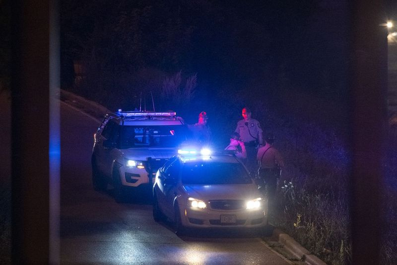 Ilinoisas štata policija strādā notikuma vietā, kur piektdien, 2021. gada 13. augustā, uz I-290 tika nošauti 1 — nāvējoši.