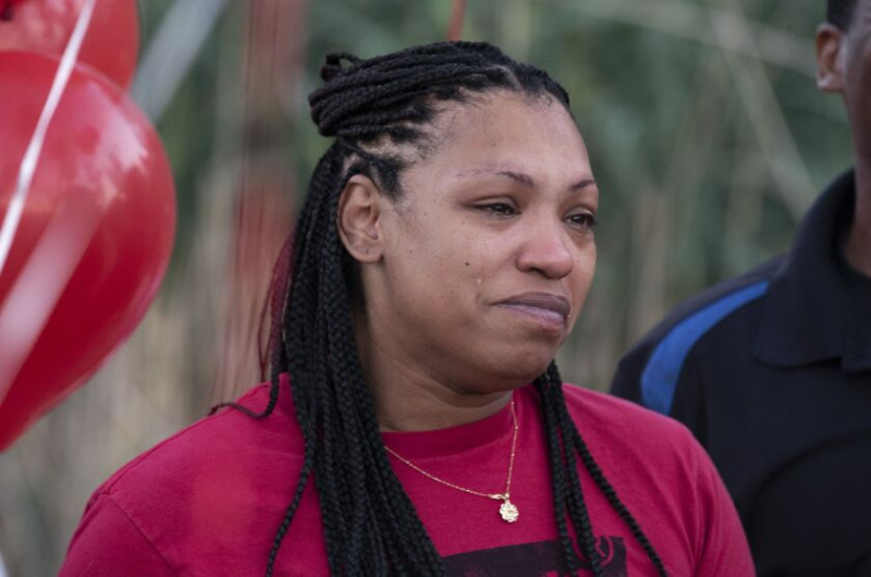   Carmela Richardson, mor till Myron Richardson, som dödades den 6 juli 2021, deltar i en valvaka på Far South Side.